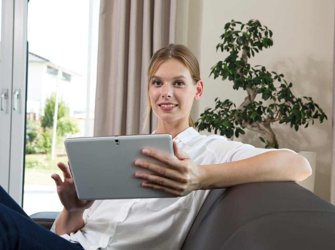 GLS customer with tablet